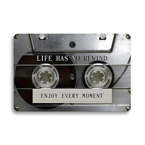 ブリキ看板 カセットテープ レトロ インテリア ビンテージ おしゃれ 壁飾り LIFE HAS NO REWIND ENJOY EVERY MOMENT