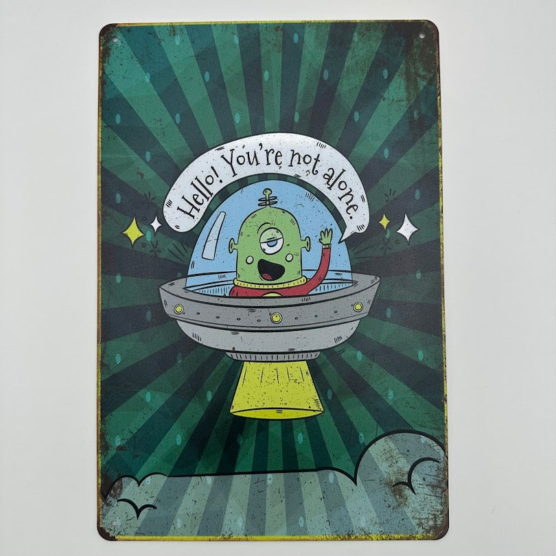 宇宙人 ブリキ看板 UFO ユニークデザイン メッセージ入り “Hello! You’re not alone.”